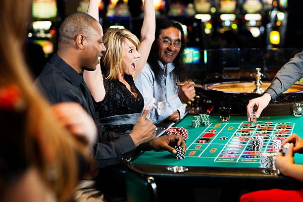 Live Casino Hold'em table on goh togel with dealer and community cards